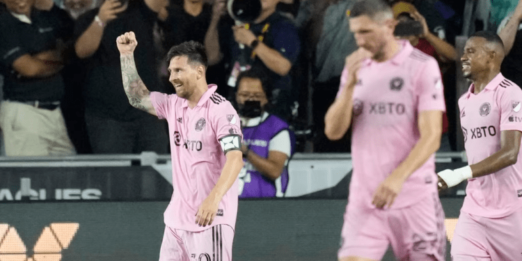 Leo Messi celebra su tanto ante el Cruz Azul en el Drive Pink Stadium de Fort Lauderdale, el 21 de julio de 2023, en su debut con el Inter Miami