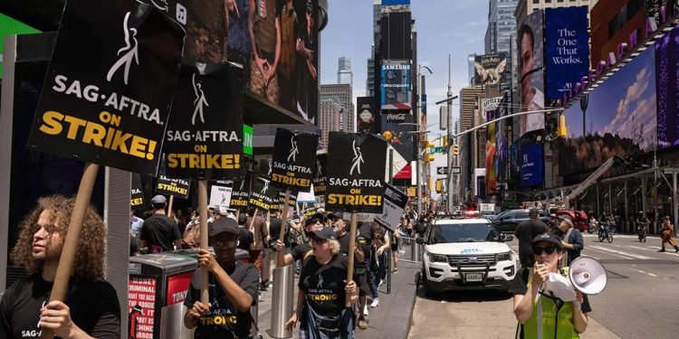 Actores y guionistas de Hollywood están en huelga, simultáneamente, por primera vez en más de 60 años.