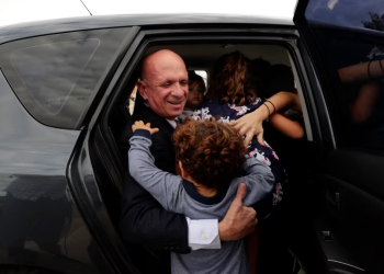 Hugo "El Pollo" Carvajal, ex jefe de los servicios de inteligencia de Venezuela, ingresa a un vehículo luego de salir de prisión en Estremera, a las afueras de Madrid, España, en septiembre de 2019.