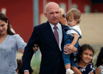 El ex jefe del espionaje militar venezolano, el mayor general retirado Hugo Carvajal, sale de prisión acompañado de familiares, en las afueras de Madrid, el 15 de septiembre de 2019.