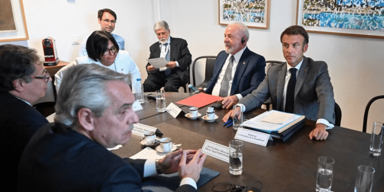 El presidente de Francia, Emmanuel Macron, al fondo a la derecha, junto con su homólogo brasileño, Lula da Silva, conversan con los presidentes de Colombia y Argentina, Gustavo Petro y Alberto Fernández, en presencia de la vicepresidenta de Venezuela, Delcy Rodríguez, en Bruselas