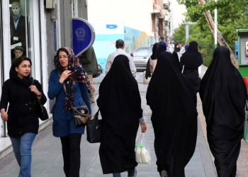 - Mujeres iraníes caminan por una acera en el centro de Teherán, Irán, el martes 26 de abril de 2016.