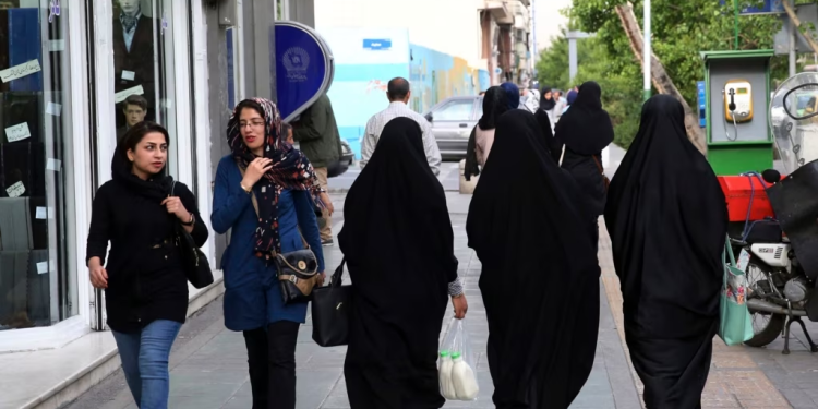 - Mujeres iraníes caminan por una acera en el centro de Teherán, Irán, el martes 26 de abril de 2016.