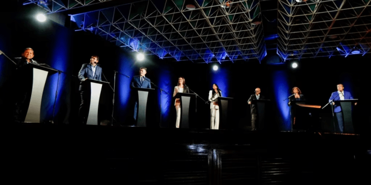 Ocho precandidatos de la oposición a la primaria del 22 de octubre participan en su primer debate, en Caracas. Asistieron María Corina Machado, Andrés Velásquez, Carlos Prosperi, Tamara Adrián, Andrés Caleca, César Pérez Vivas, Delsa Solórzano y Freddy Superlano.