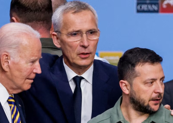(Desde la izquierda) El presidente de EEUU, Joe Biden, el secretario general de la OTAN, Jens Stoltenberg, y el presidente de Ucrania, Volodymyr Zelenskyy, hablan antes de una sesión de trabajo sobre Ucrania durante la cumbre de la OTAN, en Vilnius, el 12 de julio de 2023.