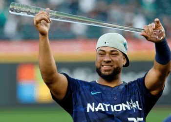 El pelotero venezolano Elías Díaz, de la Liga Nacional, levanta su trofeo al Jugador Más Valioso del Juego de las Estrellas de las Grandes Ligas, celebrado en el T-Mobile Park de Seattle, este martes 11 de Julio de 2023.