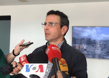 El dos veces candidato presidencial venezolano, Herique Capriles, conversa con medios de comunicación en Caracas el 17 de enero de 2023.
