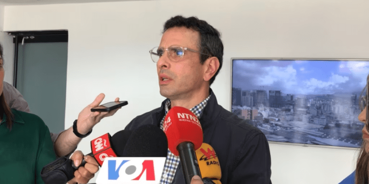 El dos veces candidato presidencial venezolano, Herique Capriles, conversa con medios de comunicación en Caracas el 17 de enero de 2023.