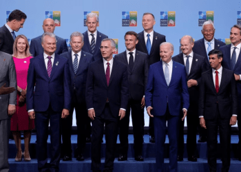 El presidente de Lituania, Gitanas Nauseda, el secretario general de la OTAN, Stoltenberg, el presidente de EEUU, Joe Biden y el primer ministro británico, Sunak, posan con otros participantes en la Cumbre de la OTAN en Vilna, el 11 de julio de 2023.