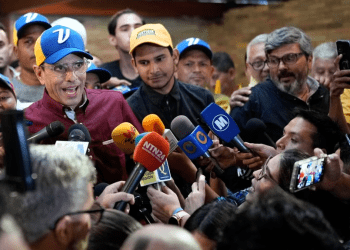 Henrique Capriles Radonski, candidato de Primero Justicia en la primaria presidencial opositora, habla a la prensa el 24 de junio pasado en Caracas, durante su inscripción como postulado en ese proceso, que se prevé realizar el 22 de octubre de 2023.