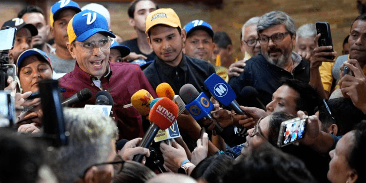 Henrique Capriles Radonski, candidato de Primero Justicia en la primaria presidencial opositora, habla a la prensa el 24 de junio pasado en Caracas, durante su inscripción como postulado en ese proceso, que se prevé realizar el 22 de octubre de 2023.