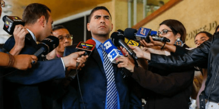 Dirigente «opositor» acudió ante el TSJ para solicitar la suspensión de las primarias de la oposición