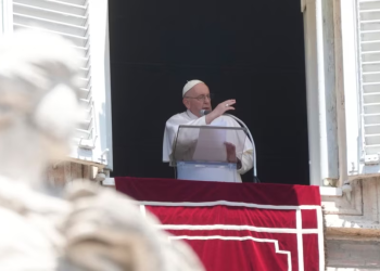 El Papa Francisco pronuncia la oración del mediodía del Ángelus en la Plaza de San Pedro en el Vaticano, el domingo 9 de julio de 2023.