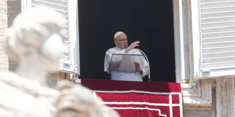El Papa Francisco pronuncia la oración del mediodía del Ángelus en la Plaza de San Pedro en el Vaticano, el domingo 9 de julio de 2023.