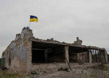 Una bandera ucraniana encima de un edificio destruido en el pueblo de Neskuchne, recientemente retomado por las Fuerzas Armadas de Ucrania, el 8 de julio de 2023. REUTERS/Sofiia Gatilova