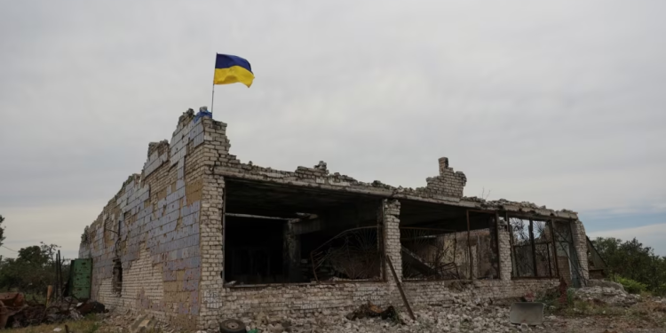 Una bandera ucraniana encima de un edificio destruido en el pueblo de Neskuchne, recientemente retomado por las Fuerzas Armadas de Ucrania, el 8 de julio de 2023. REUTERS/Sofiia Gatilova