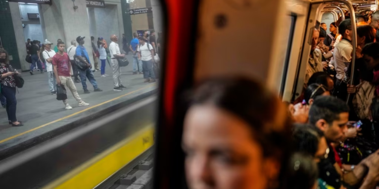 Varias personas viajan en el metro en Caracas, Venezuela, el jueves 6 de julio de 2023. (Foto AP/Matias Delacroix)
