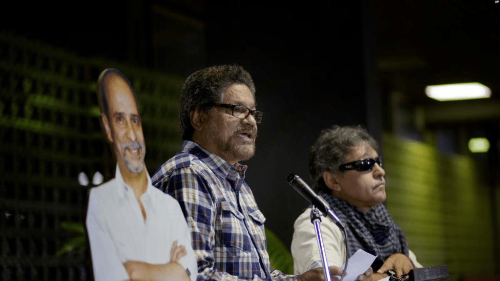 ARCHIVO - En esta fotografía de archivo del 23 de septiembre de 2014, Luciano Marín, alias Iván Márquez, jefe negociador de las Fuerzas Armadas Revolucionarias de Colombia (FARC), en La Habana, Cuba, declara ante periodistas durante los diálogos de paz.