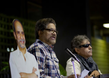 ARCHIVO - En esta fotografía de archivo del 23 de septiembre de 2014, Luciano Marín, alias Iván Márquez, jefe negociador de las Fuerzas Armadas Revolucionarias de Colombia (FARC), en La Habana, Cuba, declara ante periodistas durante los diálogos de paz.