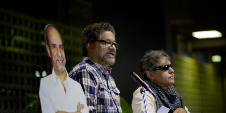 ARCHIVO - En esta fotografía de archivo del 23 de septiembre de 2014, Luciano Marín, alias Iván Márquez, jefe negociador de las Fuerzas Armadas Revolucionarias de Colombia (FARC), en La Habana, Cuba, declara ante periodistas durante los diálogos de paz.