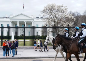 ARCHIVO - La Policía de Parques de EEUU patrulla a caballo Lafayette Square cerca de la Casa Blanca en Washington, D.C., el 23 de febrero de 2023.