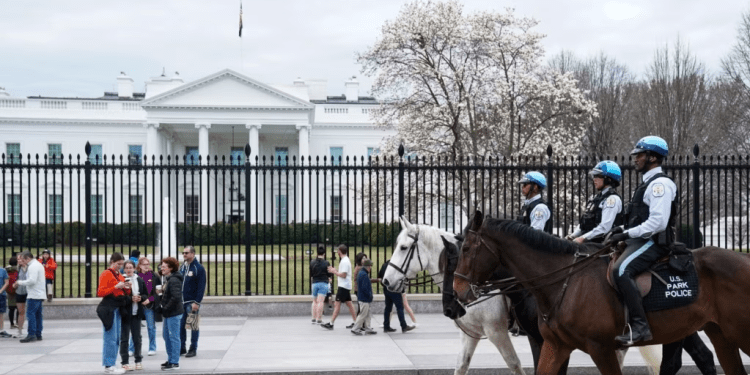 ARCHIVO - La Policía de Parques de EEUU patrulla a caballo Lafayette Square cerca de la Casa Blanca en Washington, D.C., el 23 de febrero de 2023.