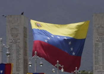 Una bandera venezolana en El Paseo de los Próceres antes del inicio de un desfile militar el Día de la Independencia en Caracas, Venezuela, el miércoles 5 de julio de 2023. Venezuela celebra 212 años de su declaración de la independencia de España. (Foto AP/Matías Delacroix)