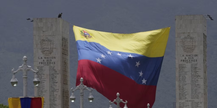 Una bandera venezolana en El Paseo de los Próceres antes del inicio de un desfile militar el Día de la Independencia en Caracas, Venezuela, el miércoles 5 de julio de 2023. Venezuela celebra 212 años de su declaración de la independencia de España. (Foto AP/Matías Delacroix)