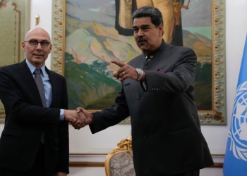 El presidente venezolano Nicolás Maduro, a la derecha, estrecha la mano del Alto Comisionado para Derechos Humanos de la ONU, Volker Türk, en su reunión en el palacio de Miraflores, en Caracas, el 27 de enero de 2023.
