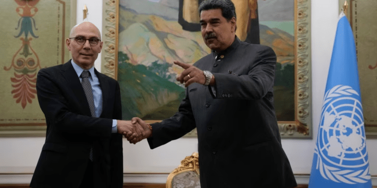 El presidente venezolano Nicolás Maduro, a la derecha, estrecha la mano del Alto Comisionado para Derechos Humanos de la ONU, Volker Türk, en su reunión en el palacio de Miraflores, en Caracas, el 27 de enero de 2023.
