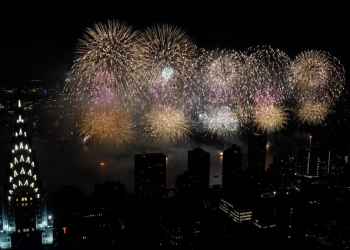 Los 46º fuegos artificiales anuales del 4 de julio de Macy's sobre el East River, el 4 de julio de 2022, vistos desde el piso 91 del mirador SUMMIT One Vanderbilt en Nueva York.