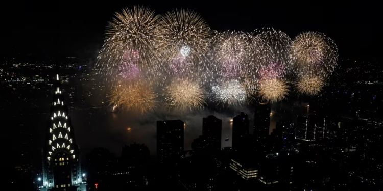 Los 46º fuegos artificiales anuales del 4 de julio de Macy's sobre el East River, el 4 de julio de 2022, vistos desde el piso 91 del mirador SUMMIT One Vanderbilt en Nueva York.
