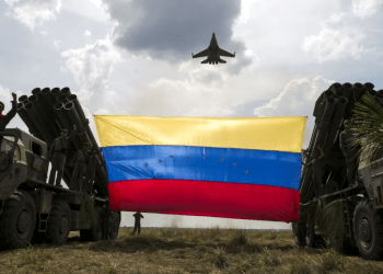 Foto de archivo. Un avión ruso Sukhoi 30 vuela durante unas prácticas militares llamadas Escudo Soberano, en el estado venezolano de Apure, en una foto tomada el 1 de abril de 2015. Este domingo se registró un accidente fatal con una de esas aeronaves. REUTERS/Marco Bello