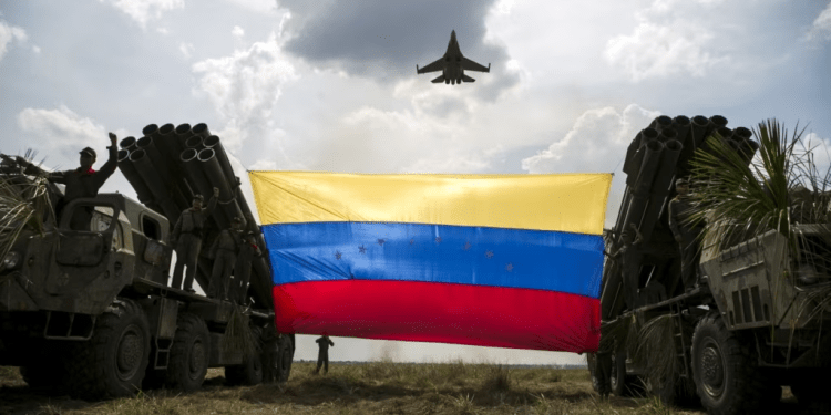 Foto de archivo. Un avión ruso Sukhoi 30 vuela durante unas prácticas militares llamadas Escudo Soberano, en el estado venezolano de Apure, en una foto tomada el 1 de abril de 2015. Este domingo se registró un accidente fatal con una de esas aeronaves. REUTERS/Marco Bello