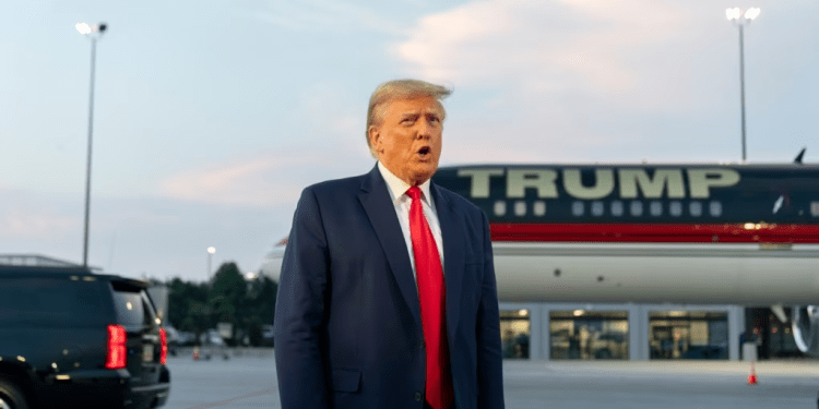 El expresidente Donald Trump habla con los periodistas antes de partir del Aeropuerto Internacional Hartsfield-Jackson de Atlanta, el jueves 24 de agosto de 2023, en Atlanta.
