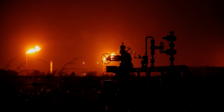 Llamas de gas se ven en instalaciones de la compañía estatal PDVSA en Jusepín, Venezuela, el 29 de marzo de 2023. Las empresas Ena y Repsol esperan ampliar sus convenios con la firma petrolera venezolana.