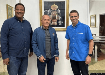 Dos de los líderes políticos de la oposición, Manuel Rosales, en el centro de la foto, y Henrique Capriles Radonski, a la derecha, posan para una fotografía tras reunirse el sábado, en Maracaibo. Les acompaña el alcalde de la ciudad, Rafael Ramírez.