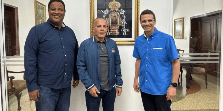 Dos de los líderes políticos de la oposición, Manuel Rosales, en el centro de la foto, y Henrique Capriles Radonski, a la derecha, posan para una fotografía tras reunirse el sábado, en Maracaibo. Les acompaña el alcalde de la ciudad, Rafael Ramírez.