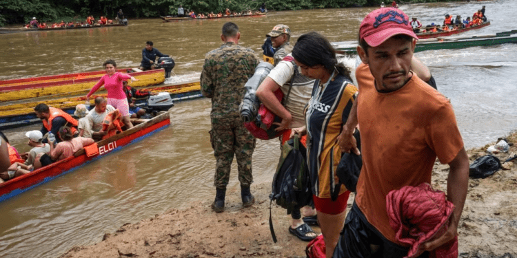 Migrantes llegan a un Puerto de asistencia humanitaria en Lajas Blancas, en el Darién, Panamá, el pasado 18 de agosto.
