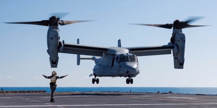 Un avión-helicóptero Osprey como el accidentado este domingo aterriza sobre un portaaviones cerca de las costas australianas el 7 de agosto de 2023.