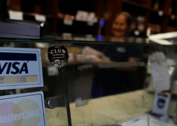 (ARCHIVO) Logotipos corporativos de Visa y MasterCard se ven en un mostrador de una tienda en Caracas, Venezuela