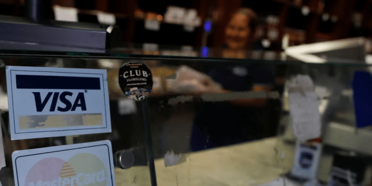 (ARCHIVO) Logotipos corporativos de Visa y MasterCard se ven en un mostrador de una tienda en Caracas, Venezuela