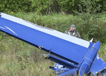 Parte de un avión privado estrellado, en el lugar del siniestro, cerca de la localidad de Kuzhenkino, en la región de Tver, Rusia, el 24 de agosto de 2023.