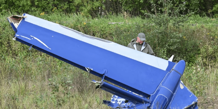 Parte de un avión privado estrellado, en el lugar del siniestro, cerca de la localidad de Kuzhenkino, en la región de Tver, Rusia, el 24 de agosto de 2023.