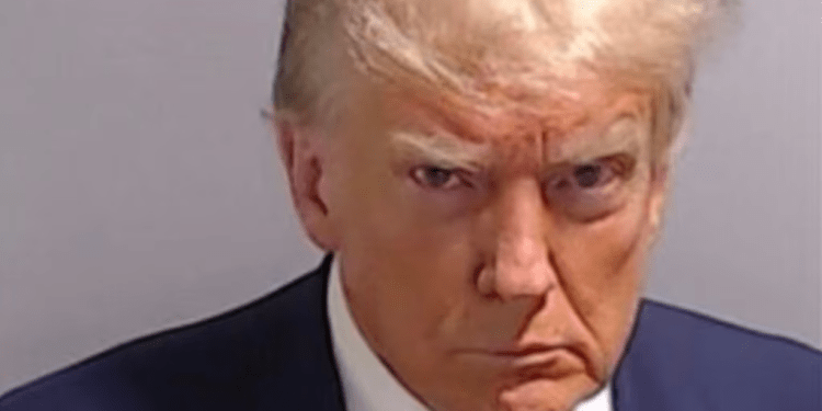 Imagen de la ficha policial del expresidente Donald Trump, tras ser fichado en la cárcel del condado de Fulton, en Georgia, EEUU, el 24 de agosto de 2023.