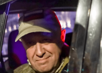 Yevgeny Prigozhin, jefe del Grupo Wagner, mira desde un vehículo militar saliendo de un área del cuartel general del Distrito Militar del Sur en una calle de Rostov del Don, Rusia, el 24 de junio de 2023.