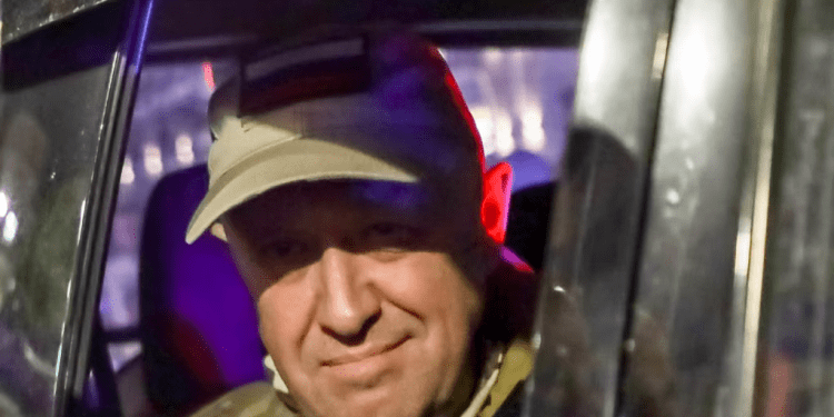 Yevgeny Prigozhin, jefe del Grupo Wagner, mira desde un vehículo militar saliendo de un área del cuartel general del Distrito Militar del Sur en una calle de Rostov del Don, Rusia, el 24 de junio de 2023.