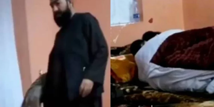 Afganistán: Filtran un video escándalo del Jefe talibán junto a un hombre en la cama