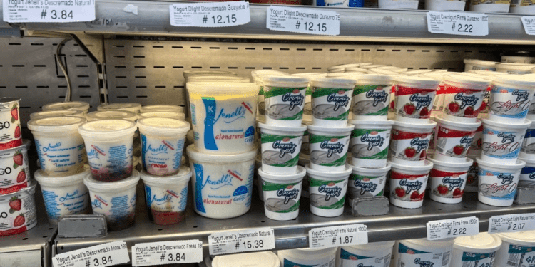 Los precios de muchos productos lácteos son inalcanzables para muchos venezolanos, especialmente para quienes ganan sueldo mínimo.