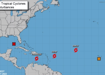 Sistemas de tormentas tropicales en Atlántico, el Caribe y el Golfo de México el 21 de agosto de 2023. Captura de pantalla del sitio del Centro Nacional de Huracanes de EEUU.